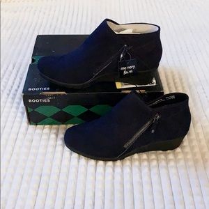 St John’s Bay memory foam booties - Size 9